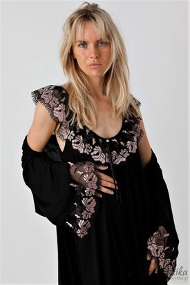 μαυρη-λιλά δαντέλα